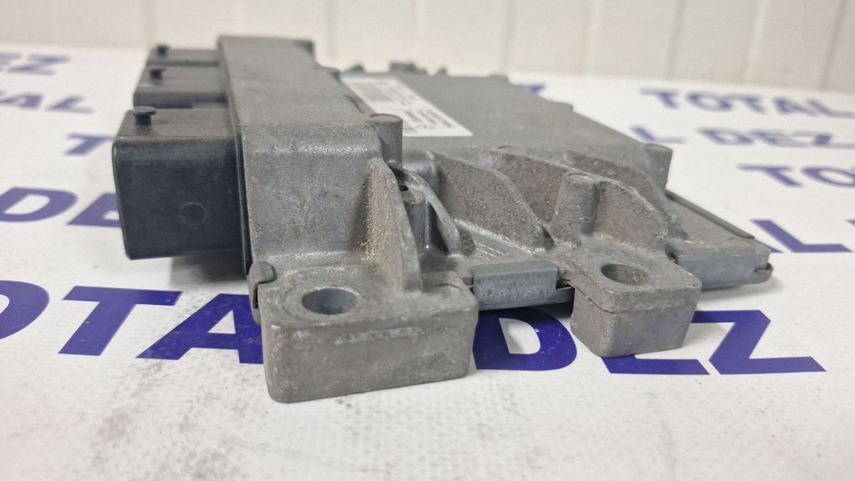 Calculator motor (ECU) Renault Clio III 2009 - 8200672654 S120204120A